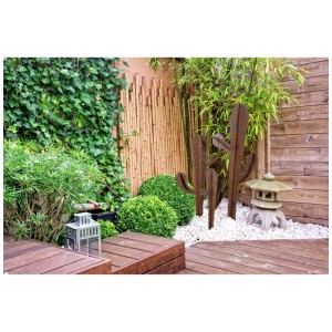 Rostfarbener Metall Kaktus als Gartendeko, 80cm hoch, im dekorierten Garten.