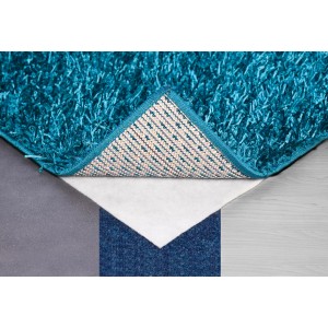 Sous-tapis en molleton 60x120 cm sous un tapis bleu sur différents revêtements de sol.
