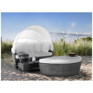 Isola prendisole Beliani Sylt Lux in rattan grigio con baldacchino e cuscini color crema sulla sabbia.