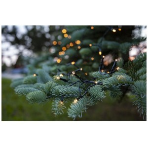 Guirlande lumineuse LED Star Trading Dura String avec LED blanc chaud sur un sapin.