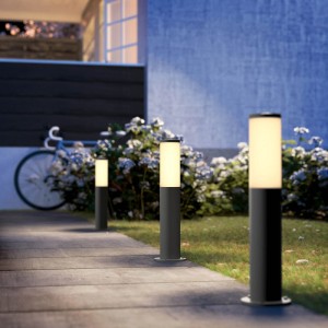Le luci da giardino Philips Utrecht antracite illuminano un vialetto. Moderne luci da vialetto in acciaio inox.