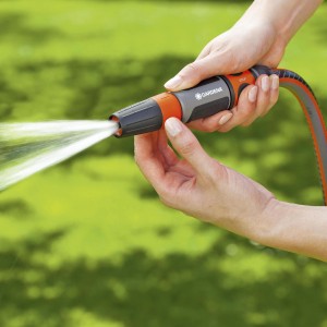 Gardena lancia per pulizia in azione: getto d'acqua per la pulizia del giardino.
