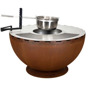 Brasero-grill Nouvel Firebowl 100 en tôle de chaudière avec bras pivotant et pot.