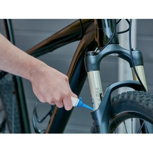Application de vaseline (tube de 50g) pour lubrifier un vélo.