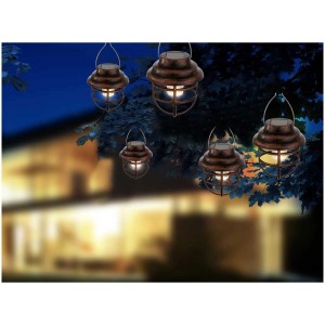 Plusieurs lanternes solaires à LED Globo en métal couleur rouille suspendues dans le jardin.