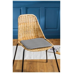 Cuscino grigio Nouvel Avaro 35x35 cm su una sedia. Imbottitura confortevole per un maggiore comfort di seduta.