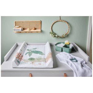 Matelas à langer cunéiforme Rotho Sea Life sur table à langer, avec motif d'animaux marins.