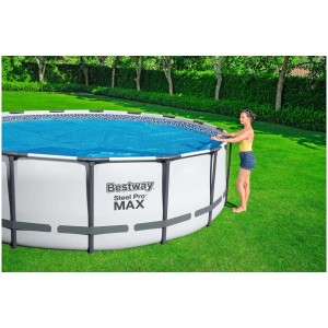 Bâche solaire ronde Bestway (Ø 417 cm) sur piscine, femme au bord.