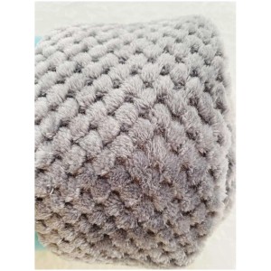 Coperta grigia Vivian di Neusser Collection, 150x200 cm. Superficie morbida con struttura a pallini.