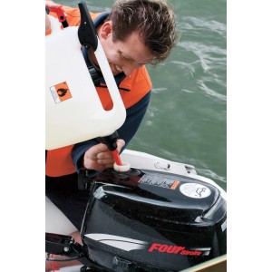 Bidon à essence Birchmeier Rapidon 6 remplissant un moteur de bateau.