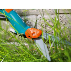 Cesoie per erba Gardena Comfort con testa girevole tagliano i bordi del prato.