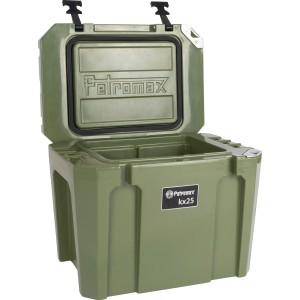 Geöffnete, olivgrüne Petromax Kühlbox mit 25 l Volumen. Ideal für Camping und Ausflüge.