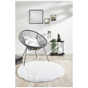Tappeto Andiamo Alpa bianco, rotondo, a pelo alto (Ø 80cm) in soggiorno.