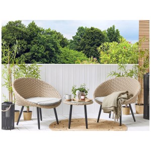 Set bistro Ortigia beige chiaro: 2 sedie in rattan con cuscini e tavolo rotondo su balcone.