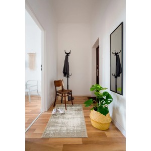 Tappeto Andiamo Campos, beige melange, in corridoio. Moderno tappeto in polipropilene 67x140 cm su parquet.