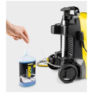 Kärcher Autoshampoo 3in1 RM 610 1 l collegato all'idropulitrice.