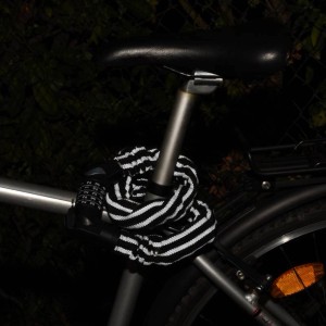 Antivol chaîne Fischer Reflex avec chiffres, 80 cm, enroulé autour du cadre du vélo.