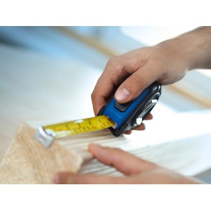 Mètre ruban LUX Classic 3 m mesurant du bois, boîtier bleu.