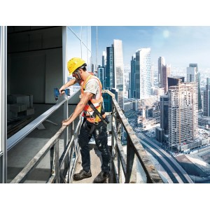 Avvitatore a batteria Bosch Professional GSR 18 V-21 in uso in cantiere con skyline sullo sfondo.