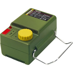 Alimentation Proxxon NG 2/E pour outils miniatures, boîtier vert olive avec bouton jaune.