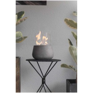 Climaqua Belly M fuoco da tavolo in cemento con fiamma su tavolino.