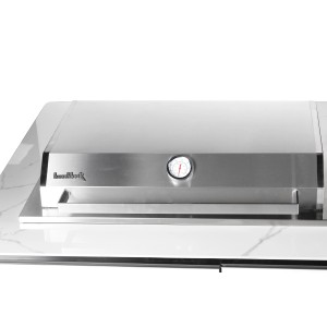 Cuisine d'extérieur Buschbeck Sheffield, barbecue avec capot en inox et thermomètre sur plan de travail en céramique.