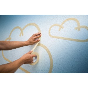 Anwendung von LUX Hochkrepp Klebeband (Beige, 50mm) zum Abkleben von Wolken an einer Wand.