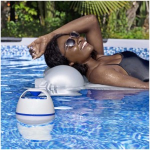 Haut-parleur Bluetooth LED Bestway Flowclear dans piscine avec femme sur matelas gonflable.