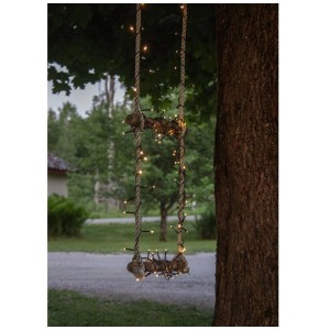 Guirlande lumineuse LED Star Trading Dura String avec LED blanc chaud sur une balançoire dans le jardin.