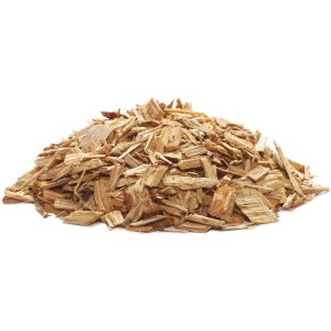 Mucchio di cippato di legno chiaro e naturale per pacciamatura o copertura del suolo.
