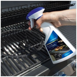 Spray detergente per grill Campingaz in uso su griglia, flacone da 500 ml.