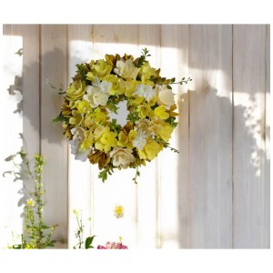 Corona decorativa gialla, Ø 35 cm, con fiori gialli e bianchi per decorare tavoli o pareti.