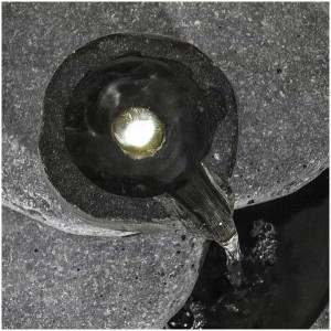 Fontana da interno Climaqua Chi con illuminazione a LED e connessione USB, in ardesia naturale.