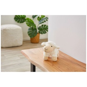 Naturweisses Andiamo Plüschtier Schaf Smil (20 cm) auf einer Holzbank.