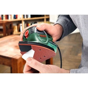 Multi-ponceuse Bosch PSM Primo en action : Ponceuse maniable pour surfaces et coins.
