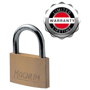 Master Lock Magnum Vorhängeschloss, 20mm Messinggehäuse mit Stahlbügel und "Limited Lifetime Warranty" Siegel.