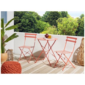 Set bistro Beliani Fiori color corallo in acciaio per balcone o patio: tavolo e due sedie.