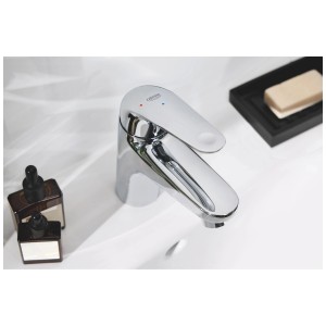Miscelatore lavabo Grohe Swift S-Size cromato su lavabo bianco.