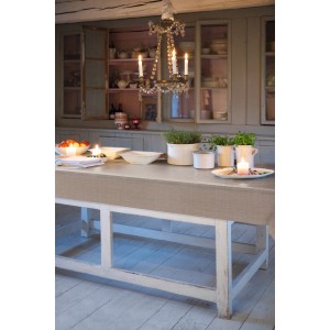 d-c-table Tischdecke Montecarlo Greige (Meterware, 140 cm breit) auf Esstisch.