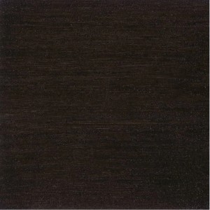 Struttura in legno trattata con OBI Hybrid Varnish Premium Ebano, vernice scura per legno.