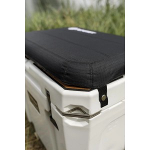 Petromax Sitzkissen Schwarz auf Kühlbox 25l: Bequemer Rastplatz für unterwegs.