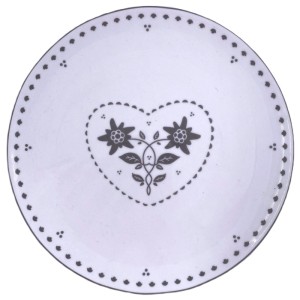 Set piatti Heidi Cheese Line Folk, 4 piatti in ceramica bianca con decoro floreale a cuore.