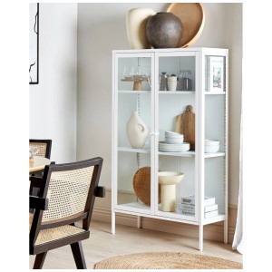 Vitrine blanche Beliani Nash en acier et verre, 150x90x35 cm. Design moderne avec trois étagères.