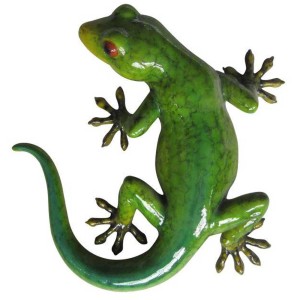 Grüner Gecko als Gartendeko aus Polyresin, handgefertigt und detailreich.