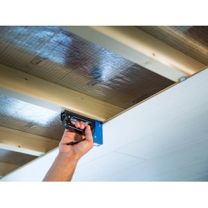 LUX Hand Tacker Comfort che fissa l'isolamento a un soffitto.