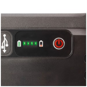 Dettaglio: Indicatore batteria e pulsante di accensione del faretto da lavoro a LED Steffen.