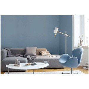 Salon avec peinture murale Alpina Finest Colours Calm Blue, canapé, fauteuil et table.
