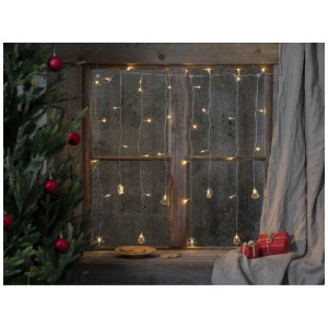 Guirlande lumineuse rideau LED Star Trading Decy avec arbres, étoiles, cerfs et cloches sur la fenêtre.