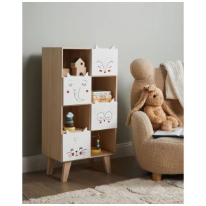 Bibliothèque enfant Rupert en bois clair avec 4 compartiments ouverts et 4 tiroirs blancs à motifs animaux.