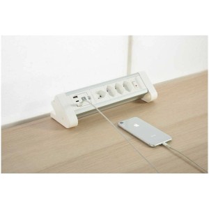 Bloc multiprise de table en aluminium blanc avec 4 prises T13, USB-A/C, connecté à un smartphone.
